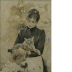 Sittande kvinna med katt
